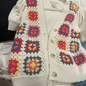 Design history size medium. Cool cardigan with flowers. Super trendy